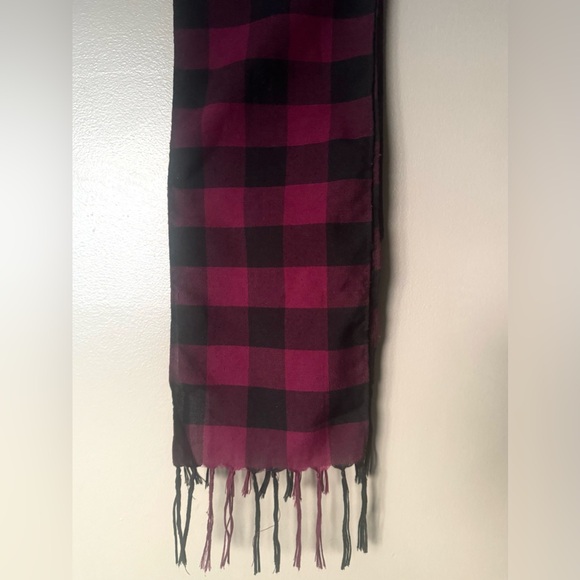 GUC Unisex Men Women’s Plaid Accent Scarf - Black & Red Plaid Fashion Accessory - Picture 3 of 5